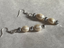 Load image into Gallery viewer, Freshwater Pearl earrings